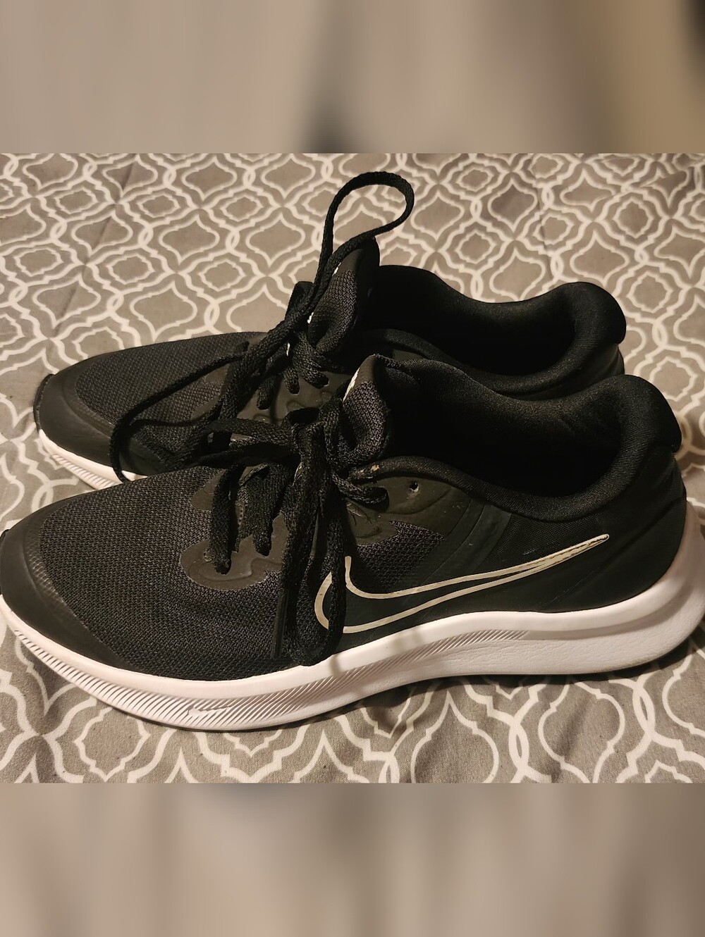 Nike Starrunner Shoe DA2776-003 Black & White Boys 5Y Like New